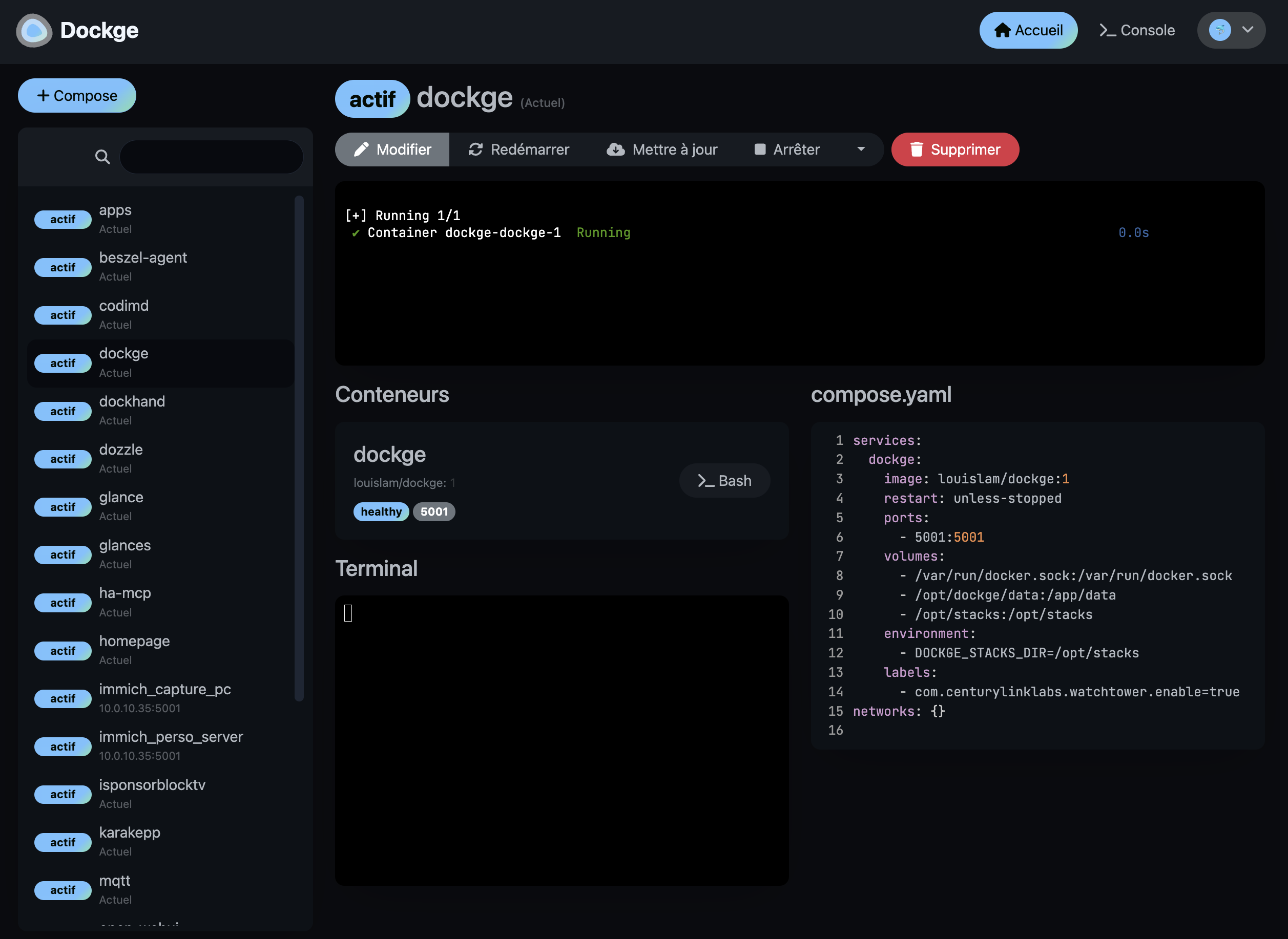Interface principale de Dockge — détail d'une stack avec le fichier compose.yaml visible et le label Watchtower
