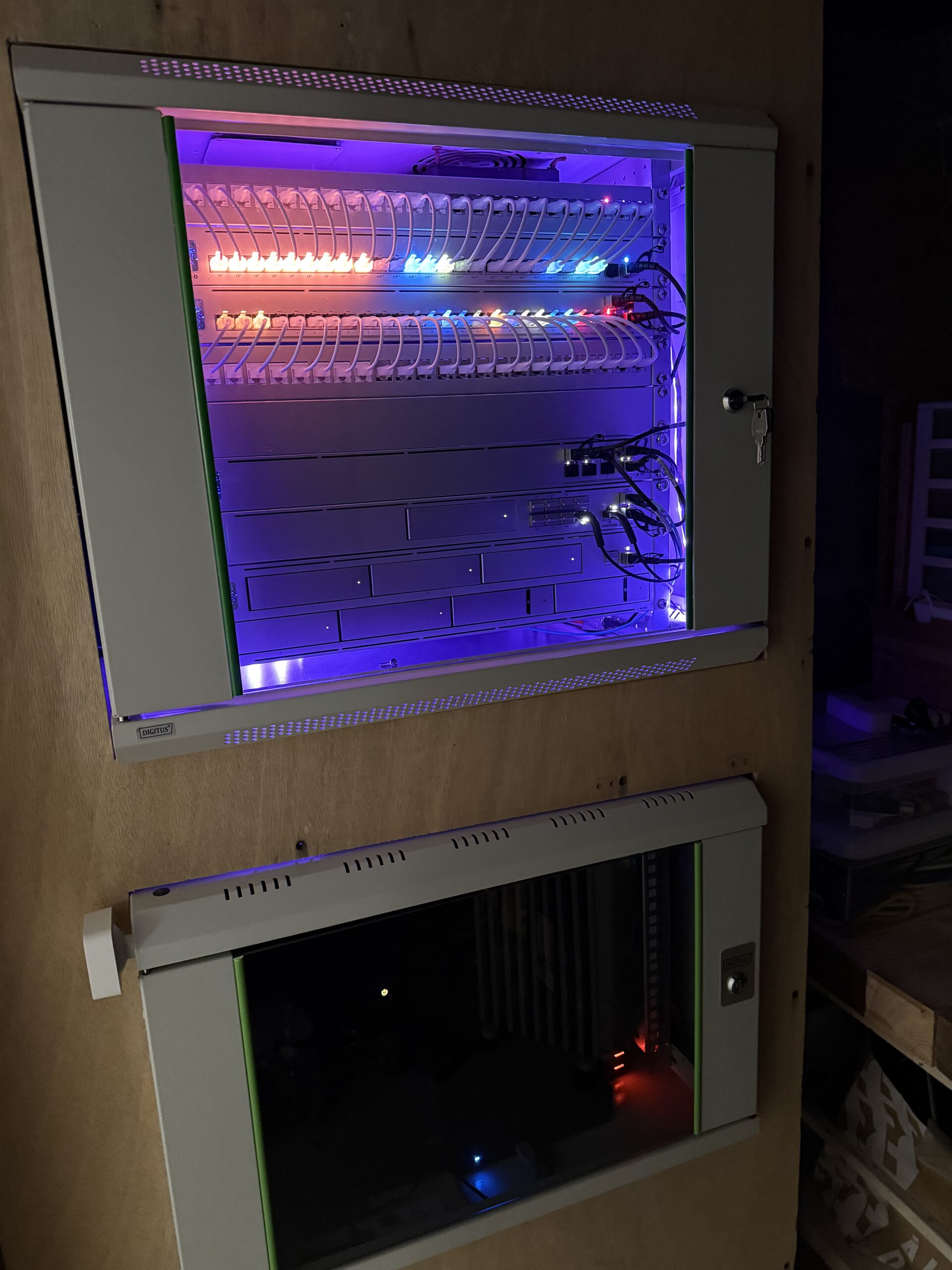 Rack homelab 2026 avec serveurs Proxmox, switch UniFi et NAS
