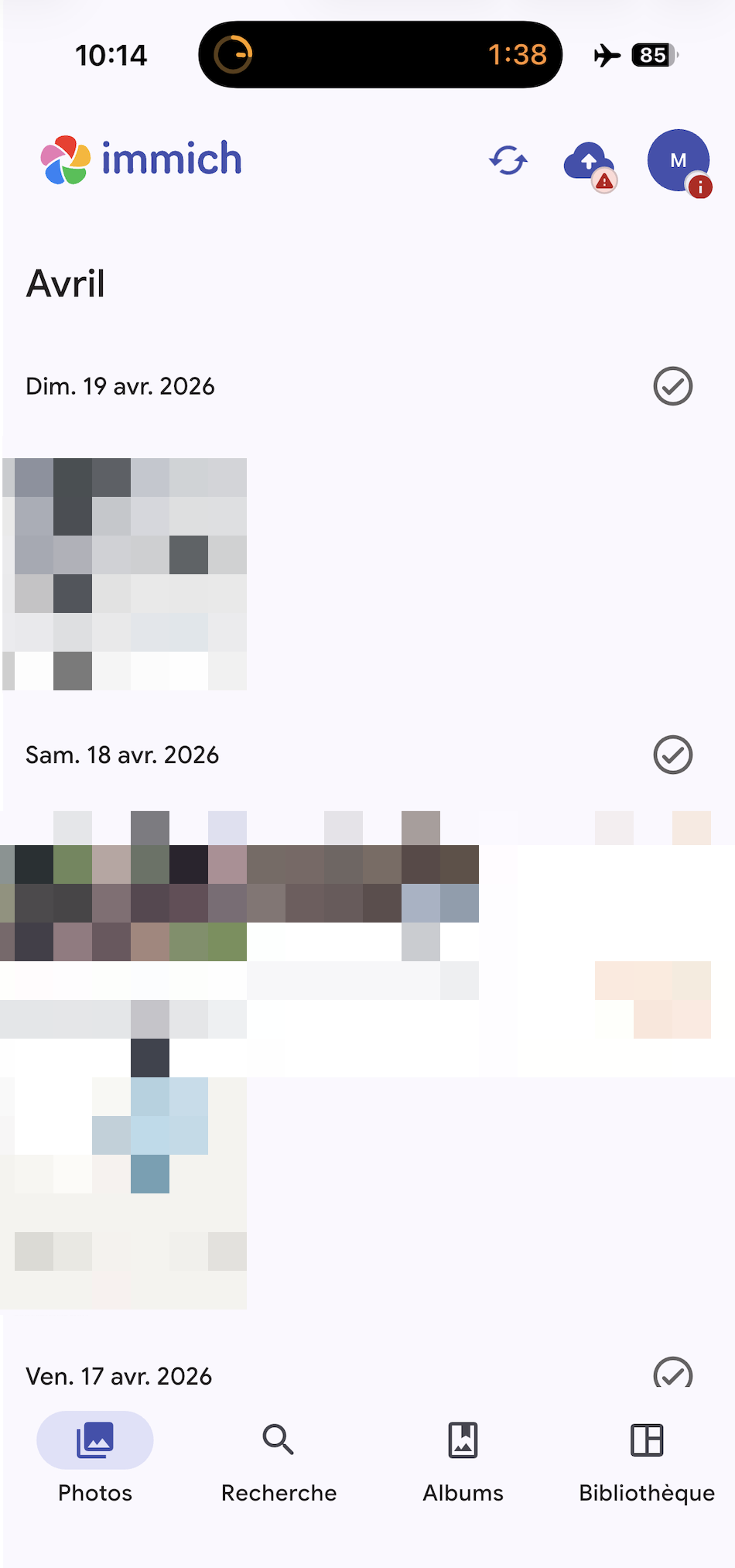 Application mobile Immich sur iPhone : timeline de photos par date avec backup automatique actif