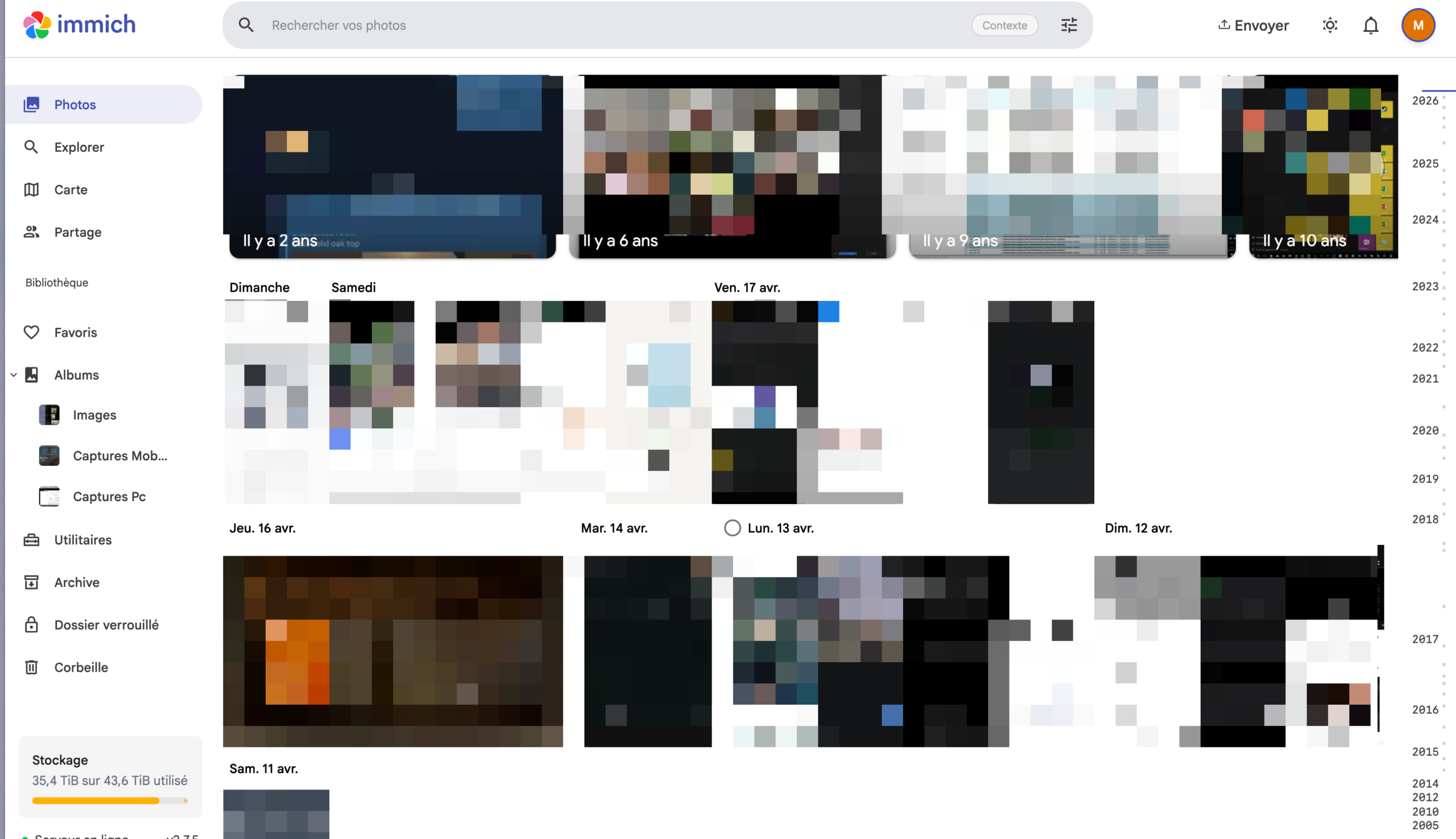 Immich : bibliothèque principale avec la timeline de photos organisée par date